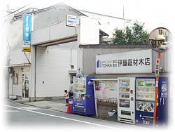 お店の前にて